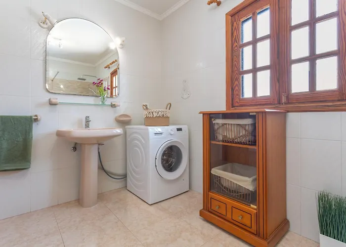 Semesterbostad Elikasa Mala